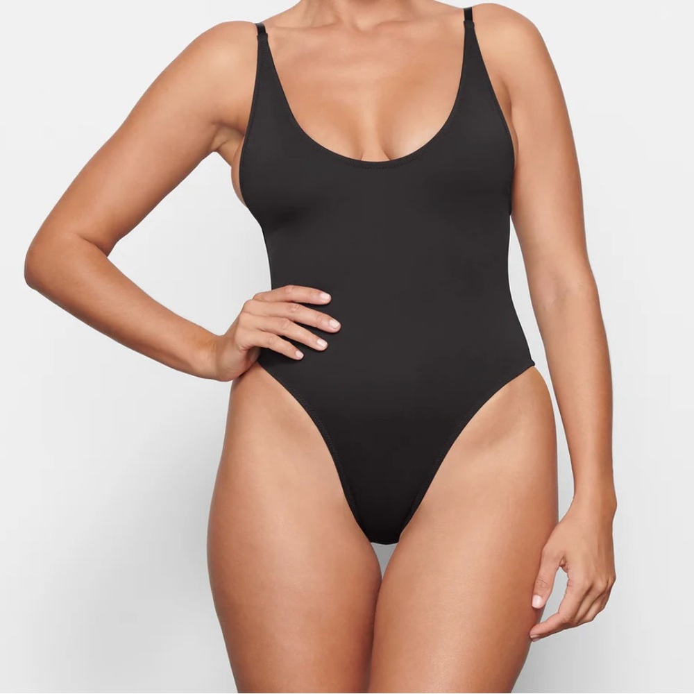 SIGNATURE SWIM SCOOP NECK ONE PIECE |
ONYX - ONYX / XS